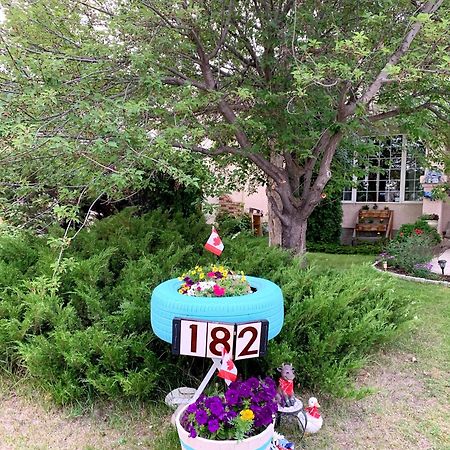 Brother Li Homestay YYC Exterior foto