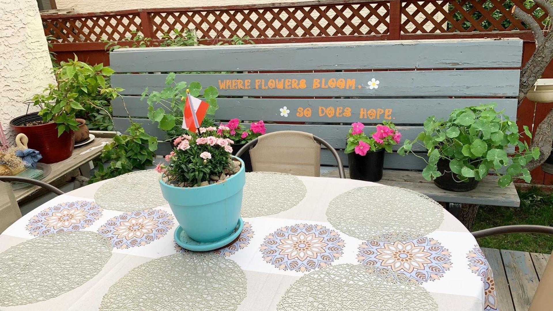 Brother Li Homestay YYC Exterior foto